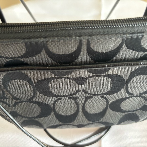 Coach wristlet black good used condition - Picture 4 of 7